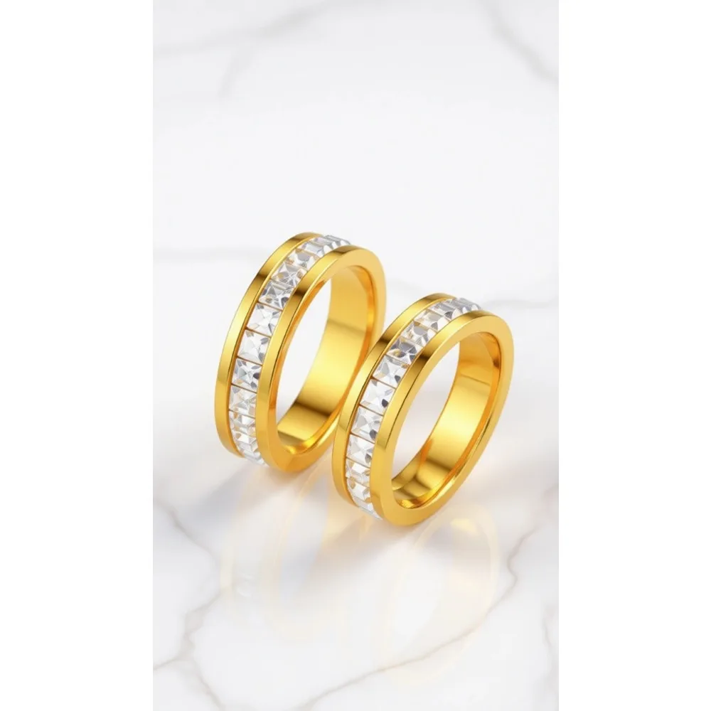 

Женское кольцо с кубическим цирконием огранки «Принцесса» 4 мм, позолоченное 18-каратным золотом, не тускнеет, размеры от 5 до 10