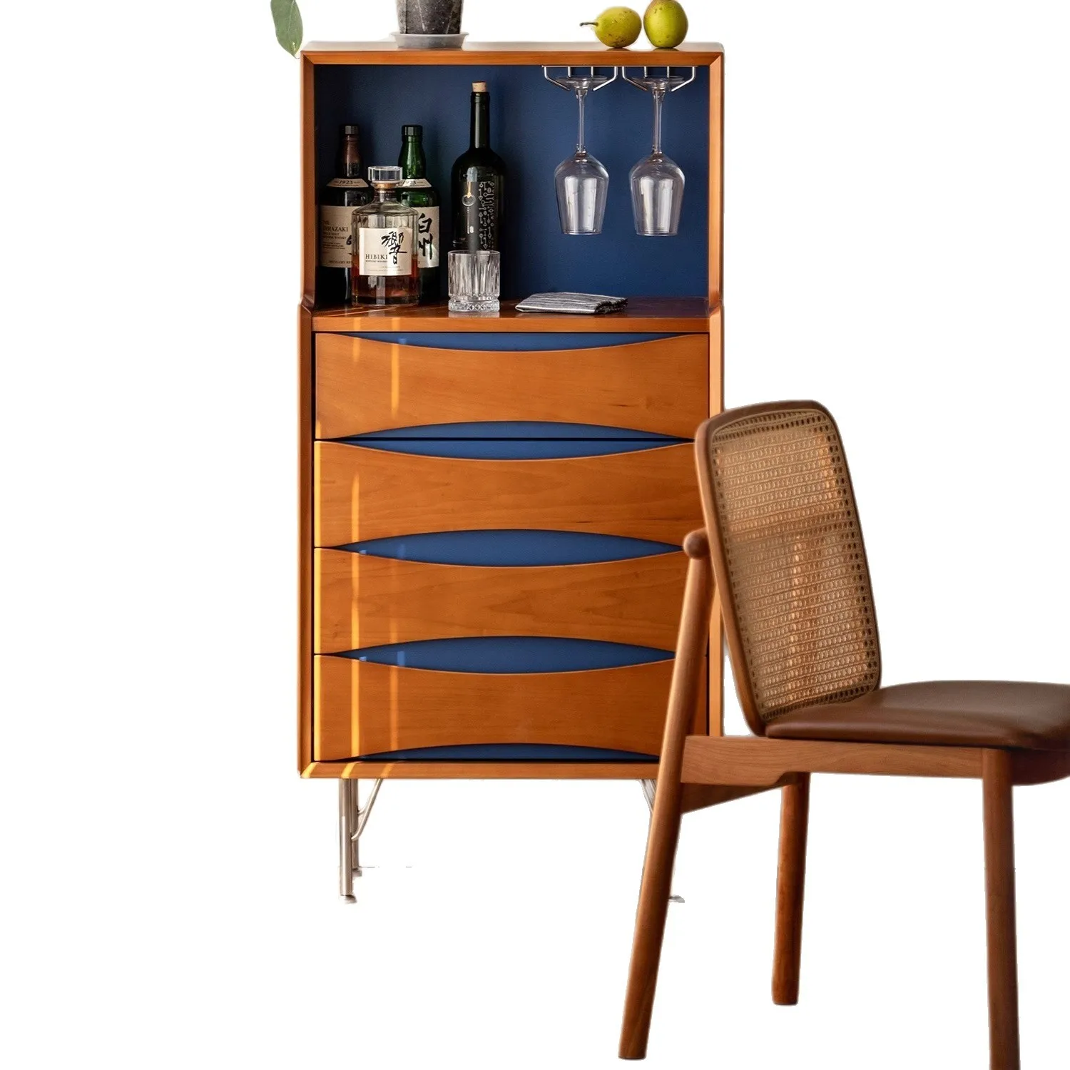 Mittelalterlicher Beistellschrank. Eimerschrank aus massivem Holz. Retro-Vertikalschrank im Wohnzimmer