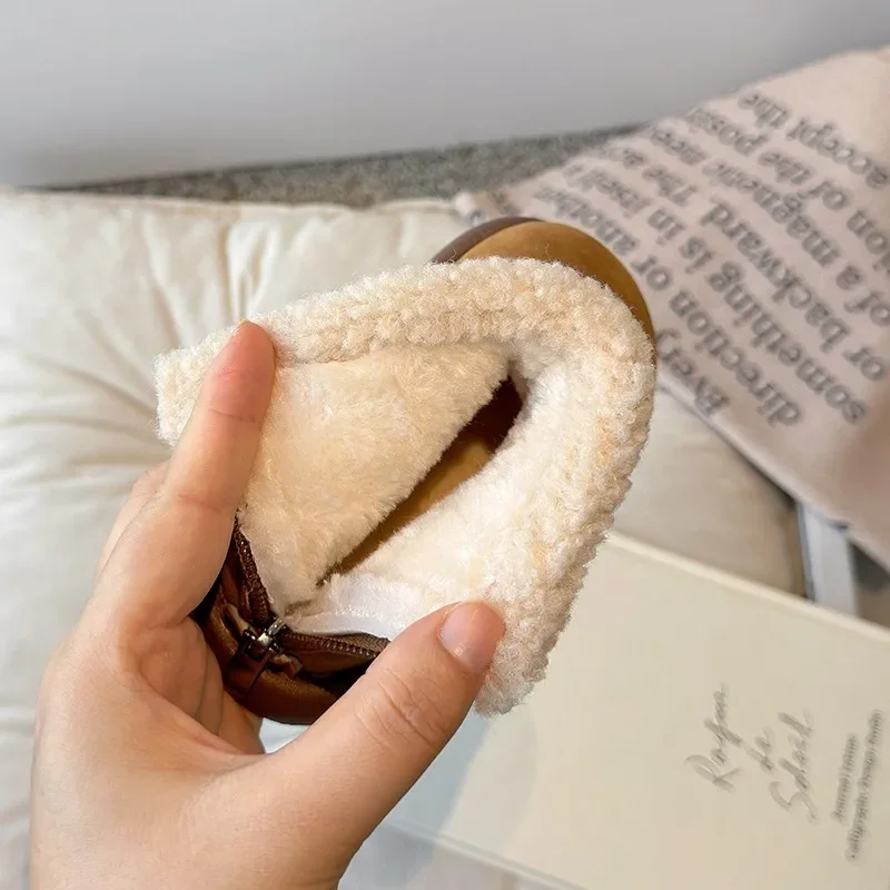 2025 Botas cortas de felpa de pelo de cordero para niños, zapatos para niñas, botas cálidas con suelas suaves, zapatos de invierno para niñas, botas de nieve para niños