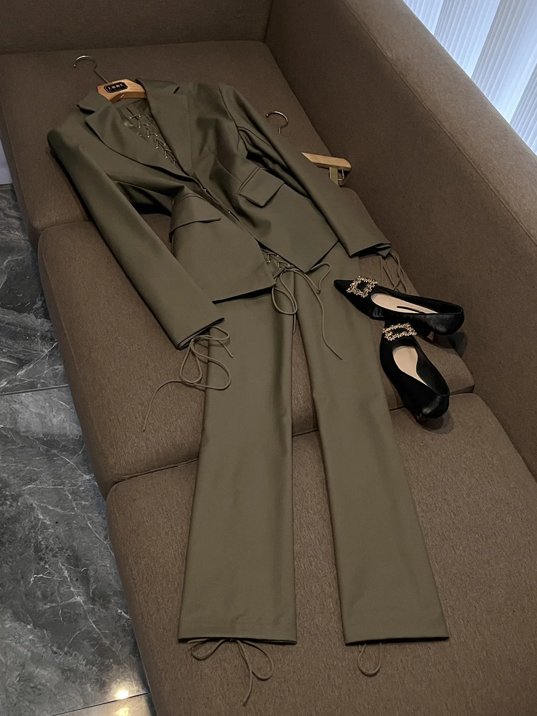 

Модный повседневный комплект из двух предметов, новый дизайнерский костюм с завязками через плечо 2025 года, дэт, прямые брюки с высокой талией, ансамбль X262