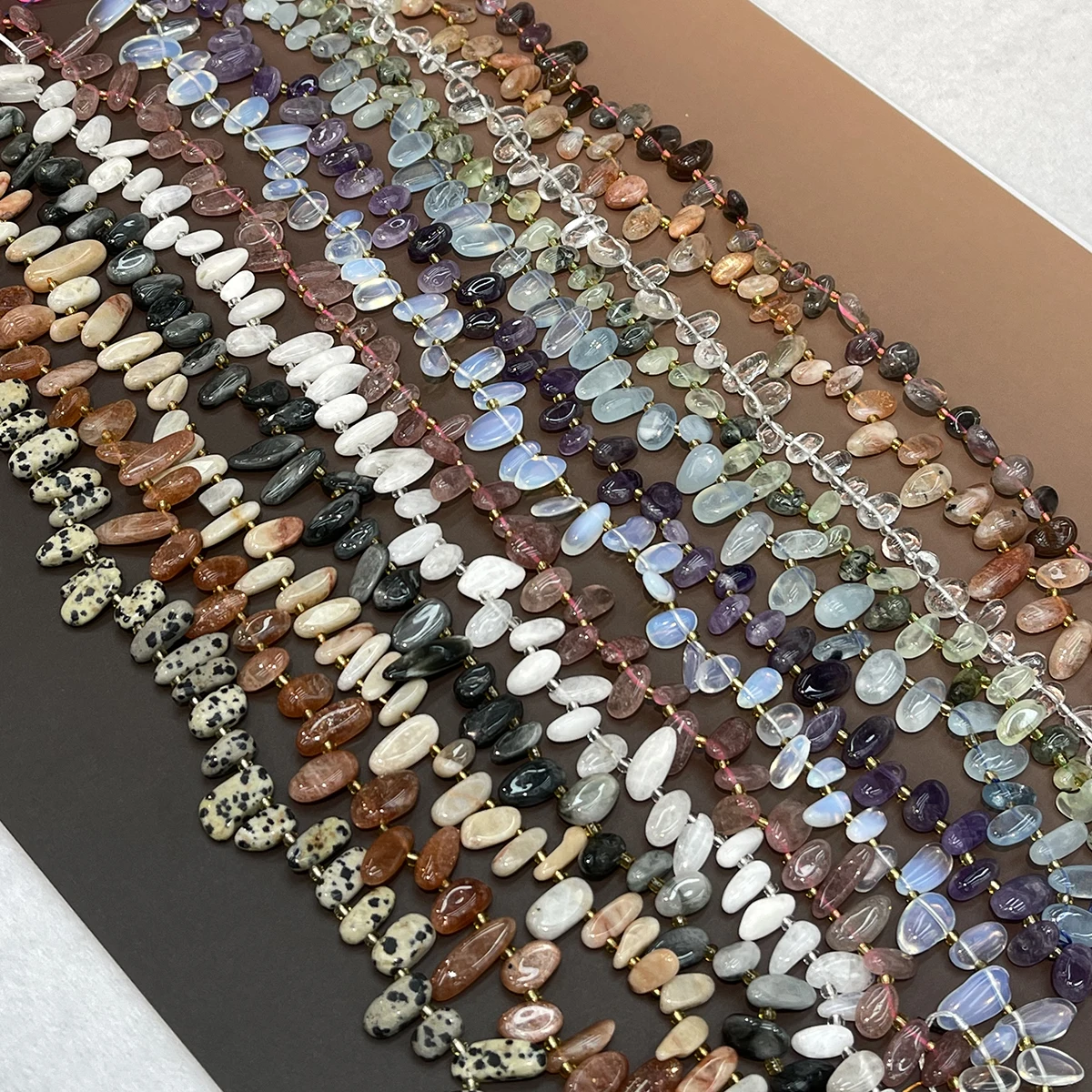 Naturstein, grüner Amethyst/Lapislazuli, unregelmäßige Perlen für die Schmuckherstellung, zum Basteln von Halsketten, Armbändern, Ketten und Ohrringen. – Detail 3