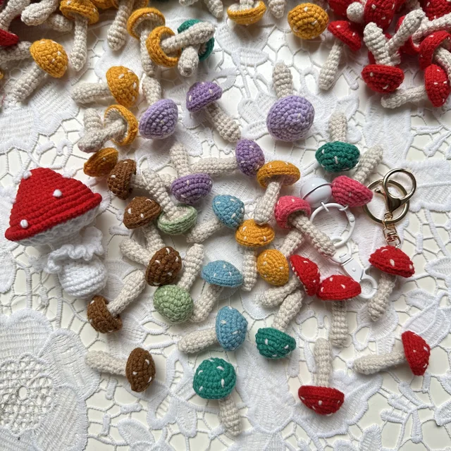 5 szt. Ręcznie Robione Breloczki z Grzybkami, Kreskówkowe Mini Dziane Breloki do Kluczy Samochodowych, Dekoracja do Ubrań, Butów, Szalików, Skarpet, Toreb, Artykułów Papierniczych
