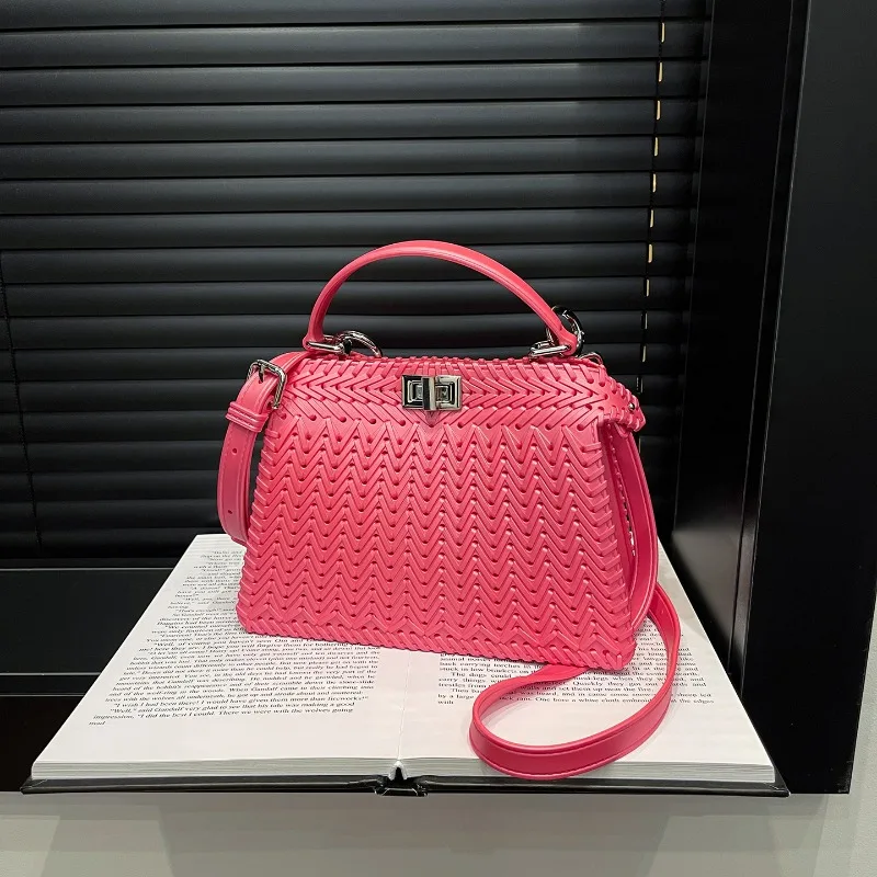 

Нишевая высококачественная тканая сумка с женственным темпераментом и универсальной пряжкой. Текстурированная пригородная сумка через плечо.