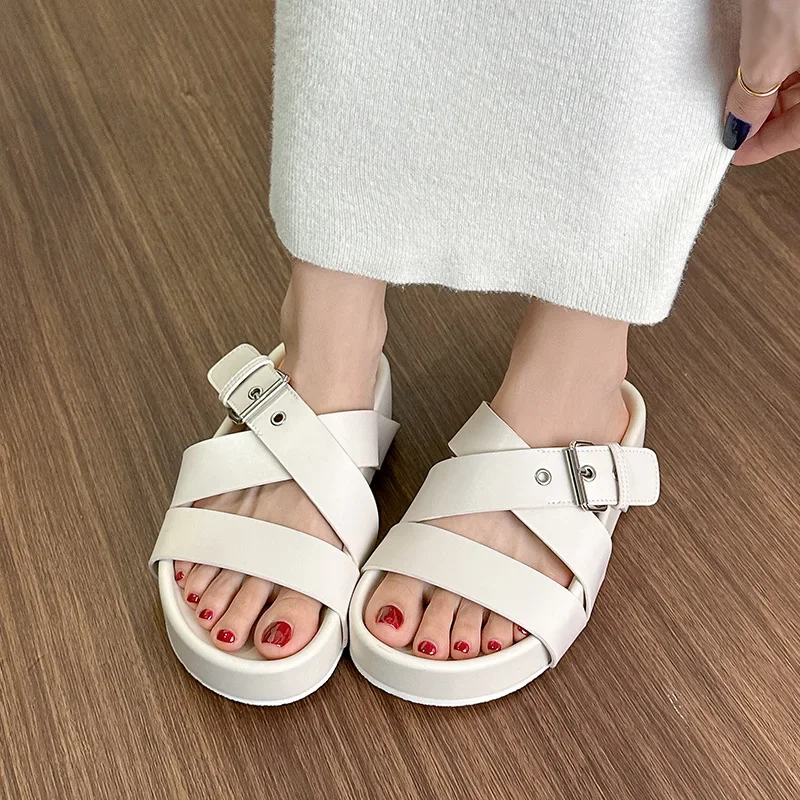 Jurk Vrouwen Sandalen Flats Slipper 2024 Zomer Dragen Buiten Nieuwe Niche Design Gekruiste Riem Gesp Casual Dameschoen Met Dikke Onderkant