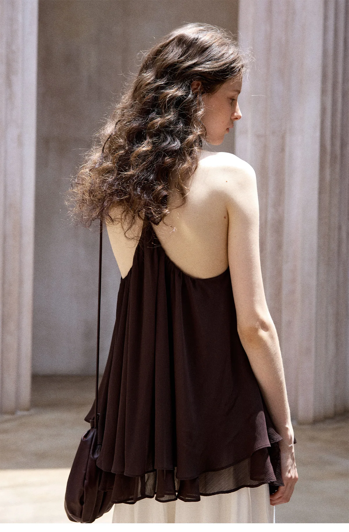 

Элегантный шифоновый топ с воротником-халтер для женщин, сексуальная блузка без рукавов с V-образным вырезом и открытой спиной, летняя асимметричная драпированная струящаяся майка-камизол