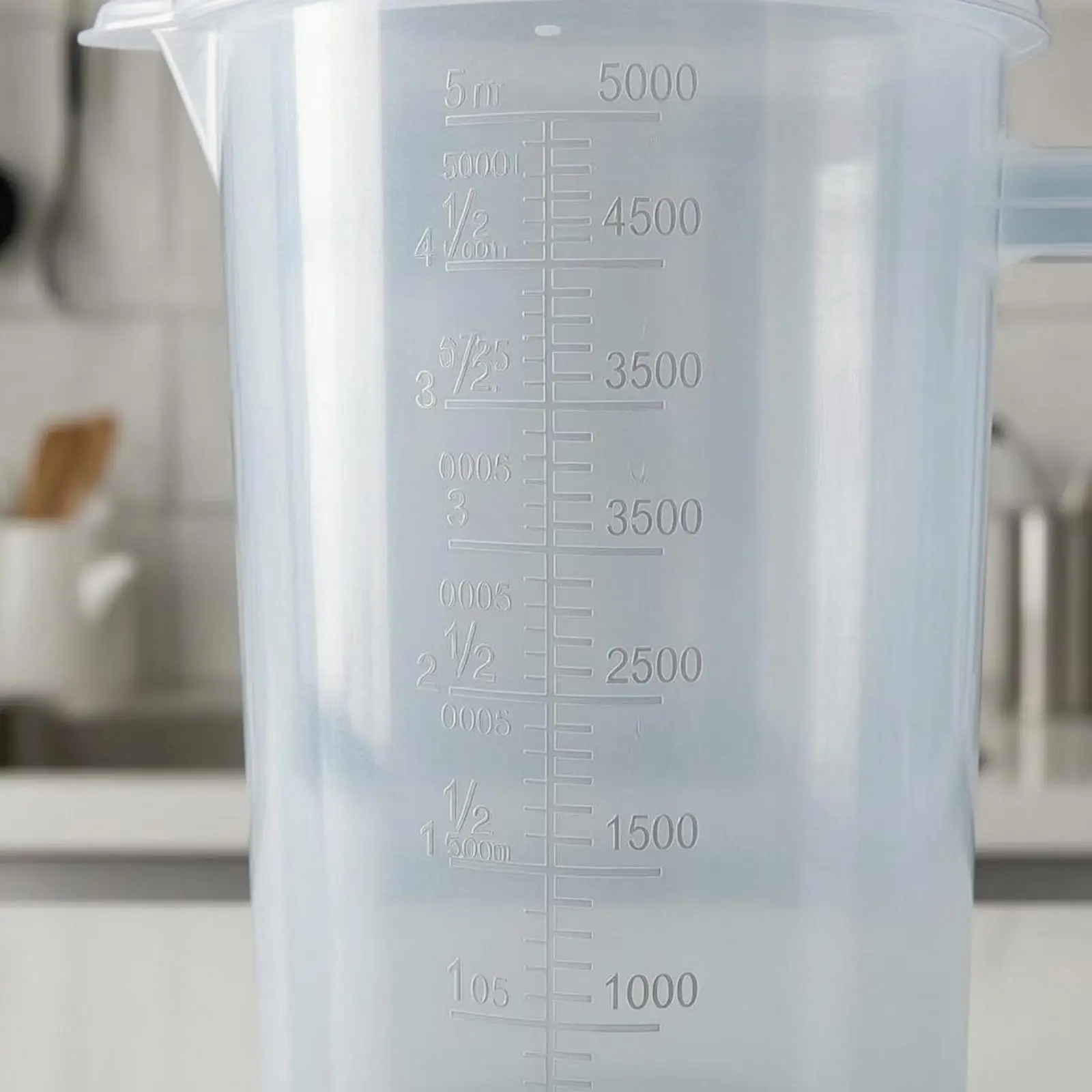 Graduated Measuring Vessel Durable PP Liquid Measurer with Spout Double Handle for Kitchen Use