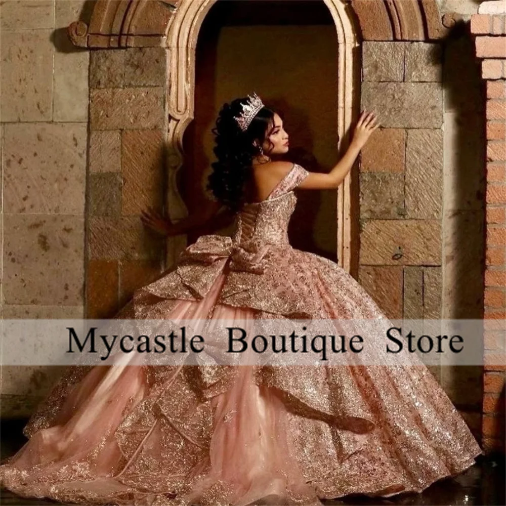 Vestidos de quinceañera personalizados de oro rosa 2025 con lazo y hombros descubiertos, vestido de baile con apliques de cuentas de cristales, vestido dulce 16