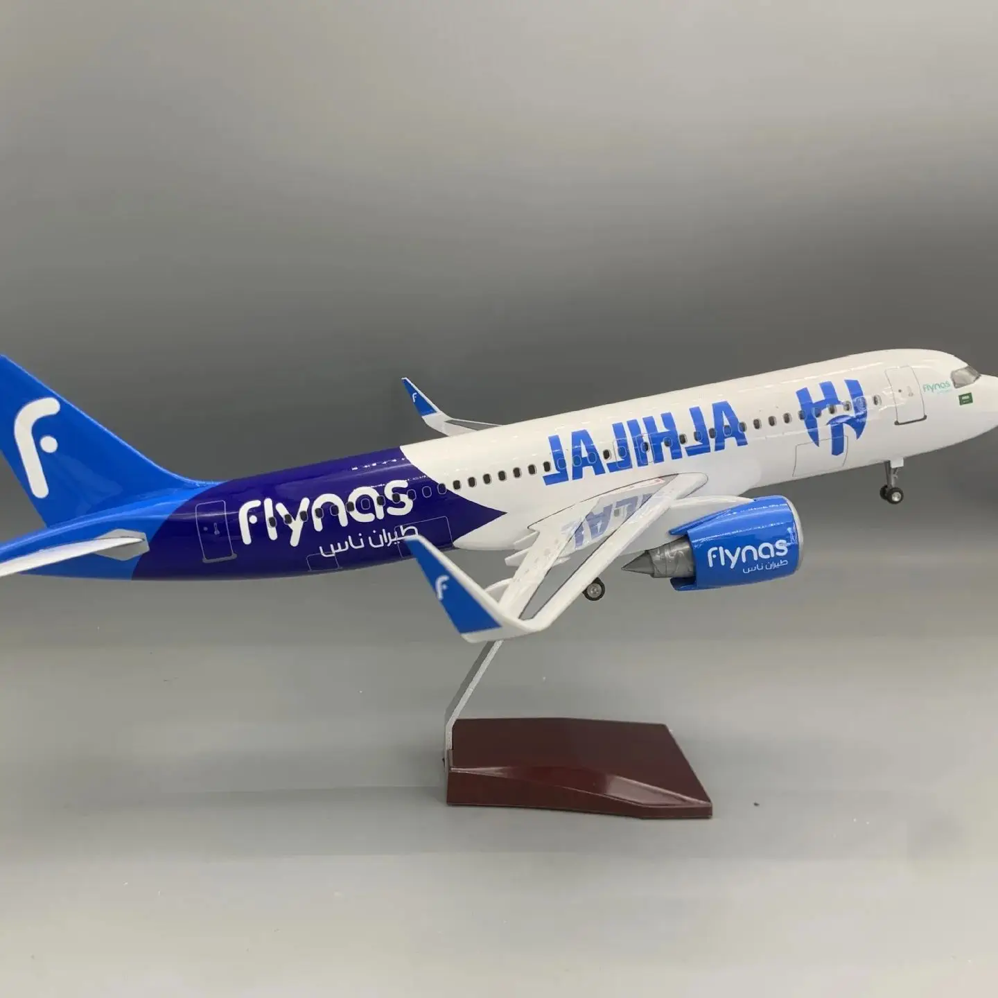 

Модель самолета Saudi Flynas A320neo, 47 см, статическая имитация, с подсветкой и колесами, литая под давлением, для домашнего декора