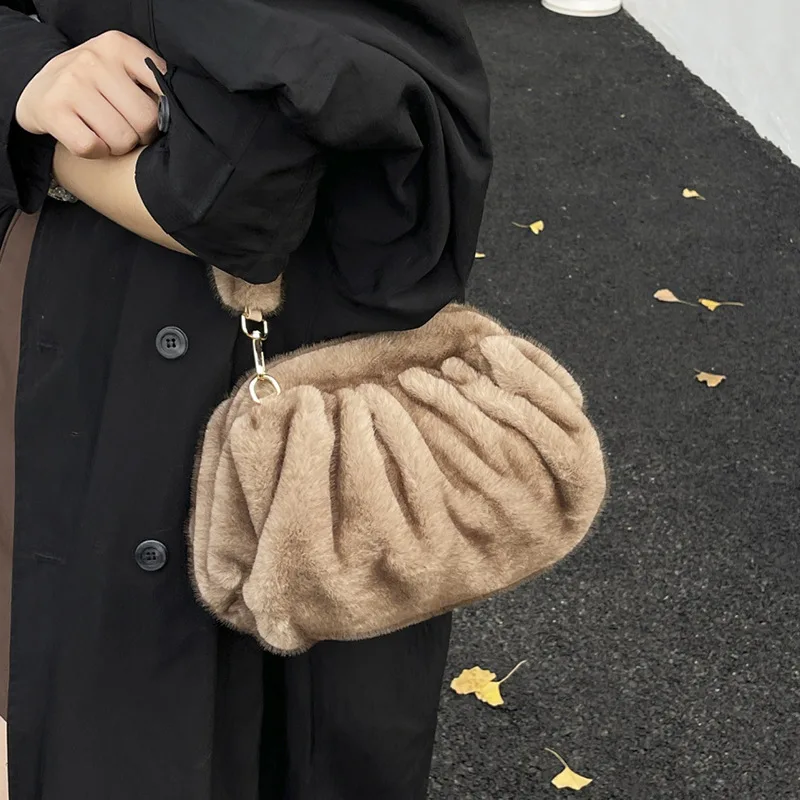 

Pleated Shoulder Bags Faux Fur Wrinkled Cloud Bag Soft Furry Shoulder Bags for Women 2025 Winter Plush Handbags Crossbody Bag