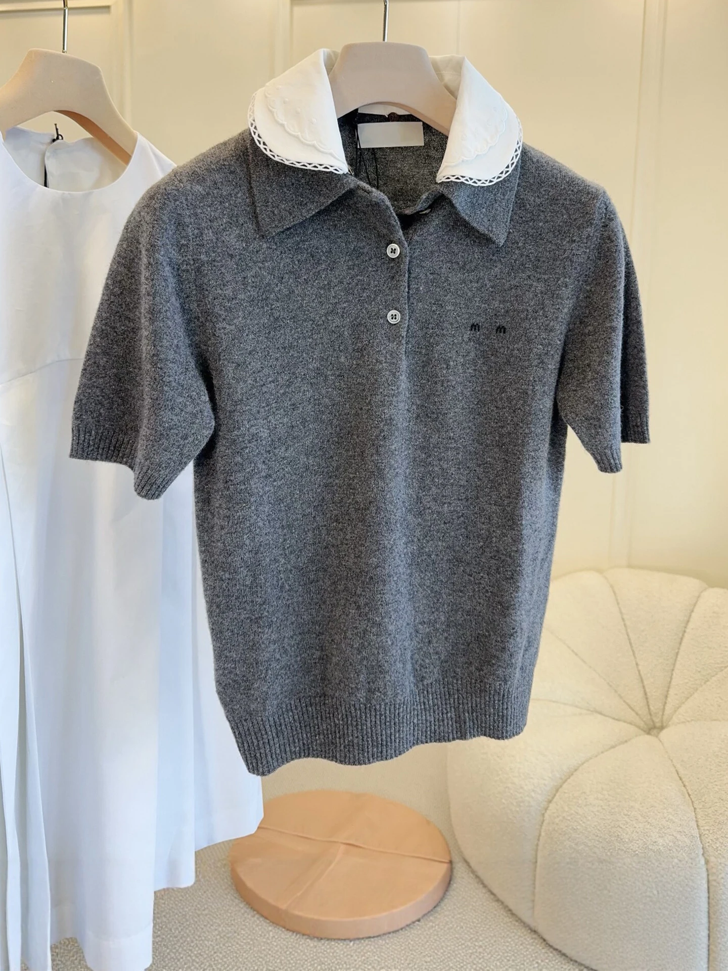 

Elegant Grey Knitted Short Sleeve Women's Top with MM Letter Embroidery Doll Collar Sweet Style Woolen Fashion Summer Shirt