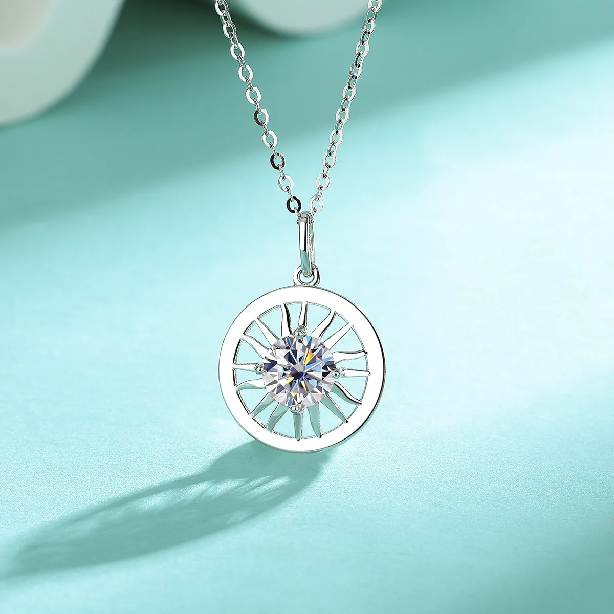 

Luxury Platinum Pt950 1 Carat Moissanite Sun Necklace Niche Clavicle Round Simple Men's and Women's Couple Clavicle Necklace