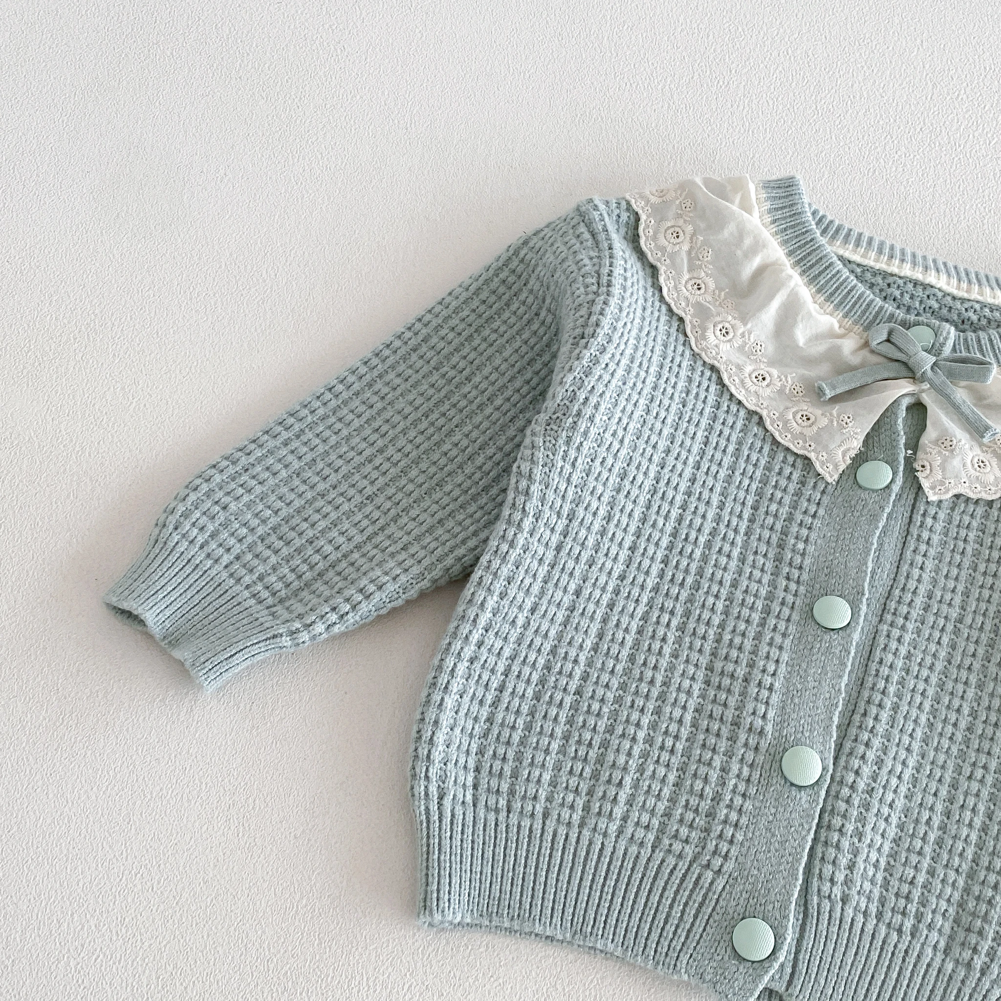 2026 Herbst-Outfit für Mädchen: Spitzenbesetzter, farblich abgesetzter Strickcardigan mit Schleife und passendem zweiteiligem Set mit Strumpfhose – Detail 5