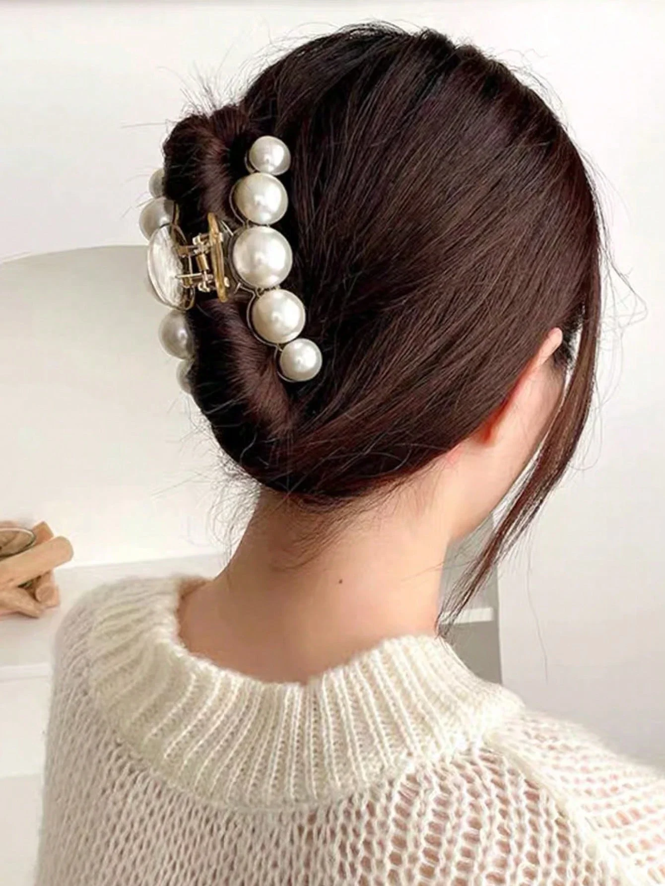 

Elegant Faux Pearl Hair Clamp Clip For Women Daily Use
