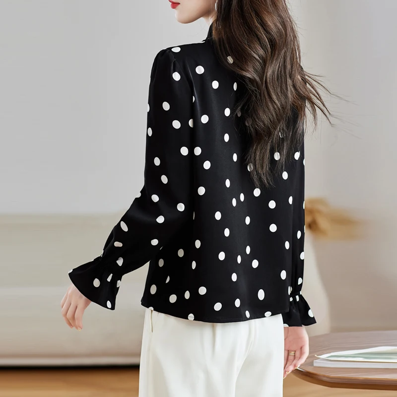 Damesshirt met stippen in Franse stijl, kantoor-casual blouse, losvallende satijnen top met lange mouwen en strik met veters
