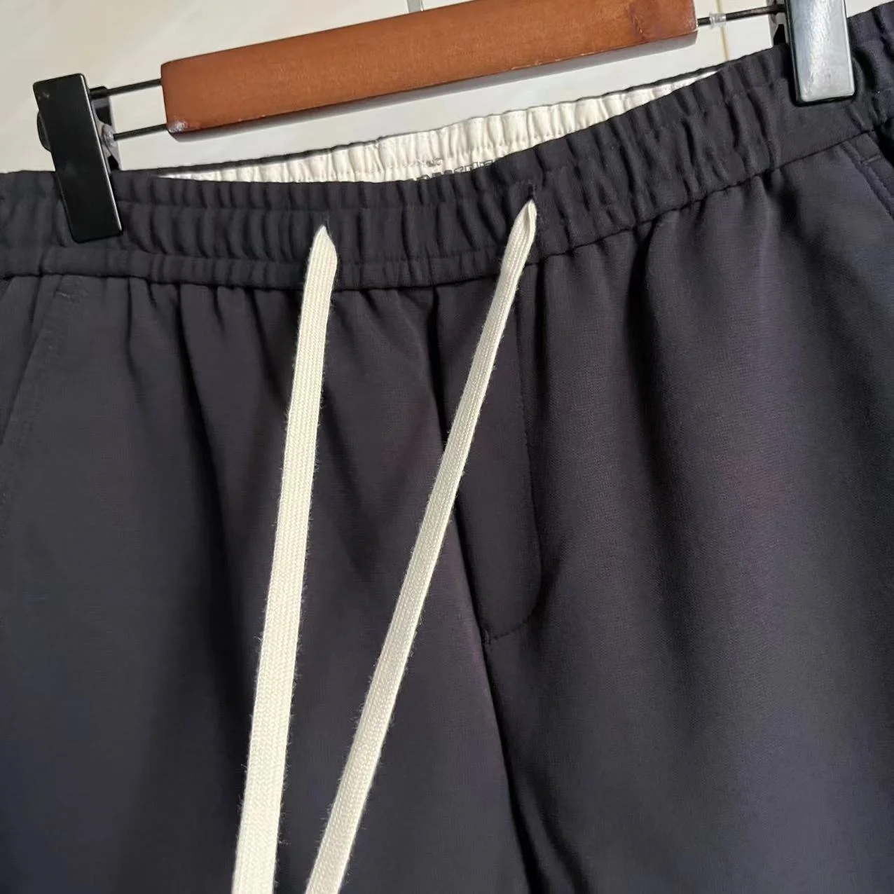 Męskie spodnie casualowe z prostymi nogawkami, elastyczna talia, materiał dresowy, długie spodnie, sezon jesieni, wygodne, oddychające ubrania.