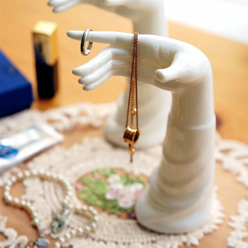 

Nordic Hand Shape Ceramic Display Stand Ornaments Living Room Bedroom Storage Rack Necklace Ring Jewelry Prop Display Decoration