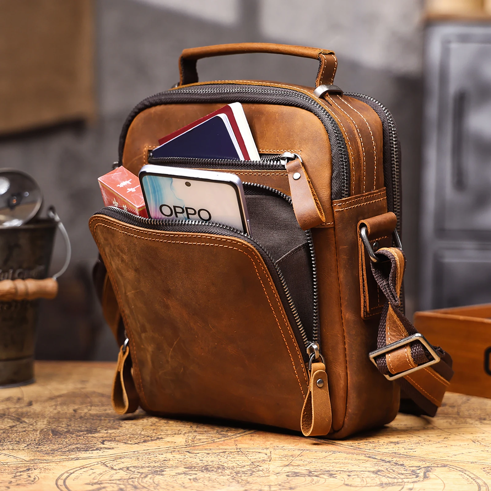Vintage Herren-Umhängetasche aus Vollnarbenleder | Handgefertigter Messenger aus Used-Leder – Detail 13