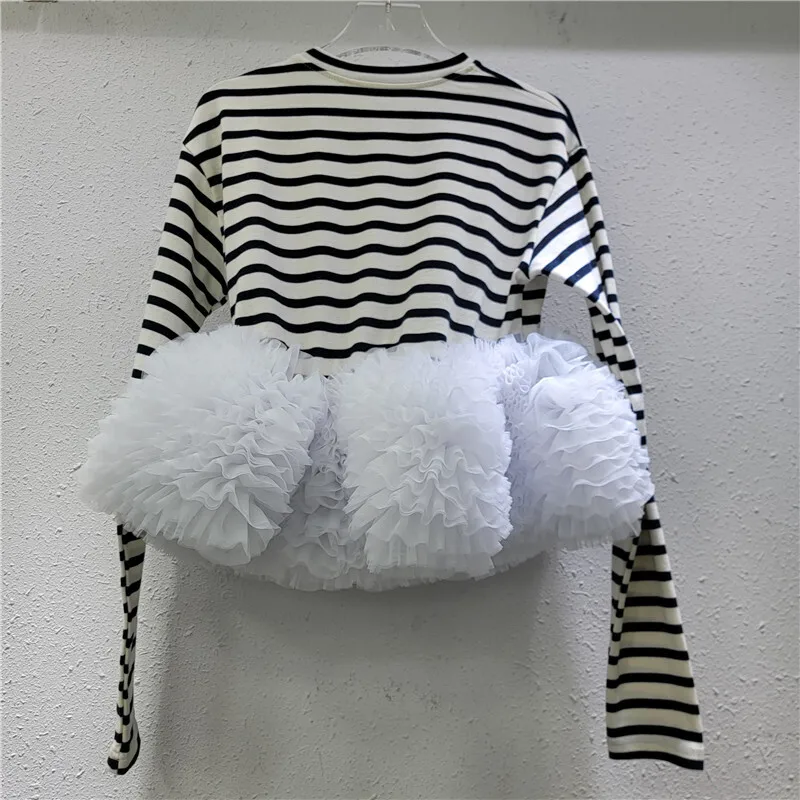 [EWQ] Sweet Clothes O-neck Pullover T Shirt Long Sleeve Top Wihte Striped Shirt Spliced Pleated Short T-shirt 2025 Spring New