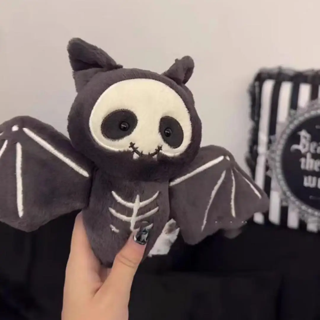 Porte-clés en peluche fée chauve-souris squelette d'Halloween - Breloque de sac mignonne et effrayante avec caractéristiques qui brillent dans le noir, niche cadeau de style gothique aesth