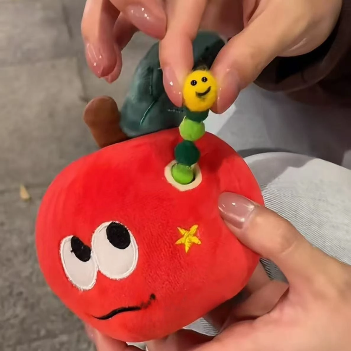 

Лидер продаж, Рождественский милый сюрприз, красное яблоко, кулон, гусеница, плюшевая кукла, украшение, кукла, подарок на день рождения