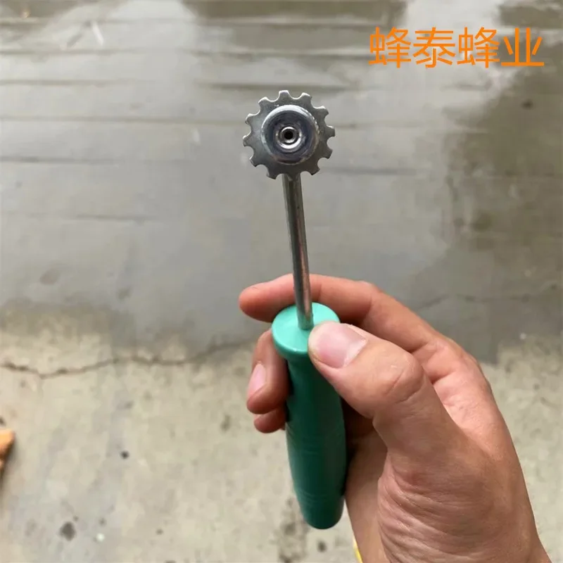A Green handle export type manual steel tooth buried wire device