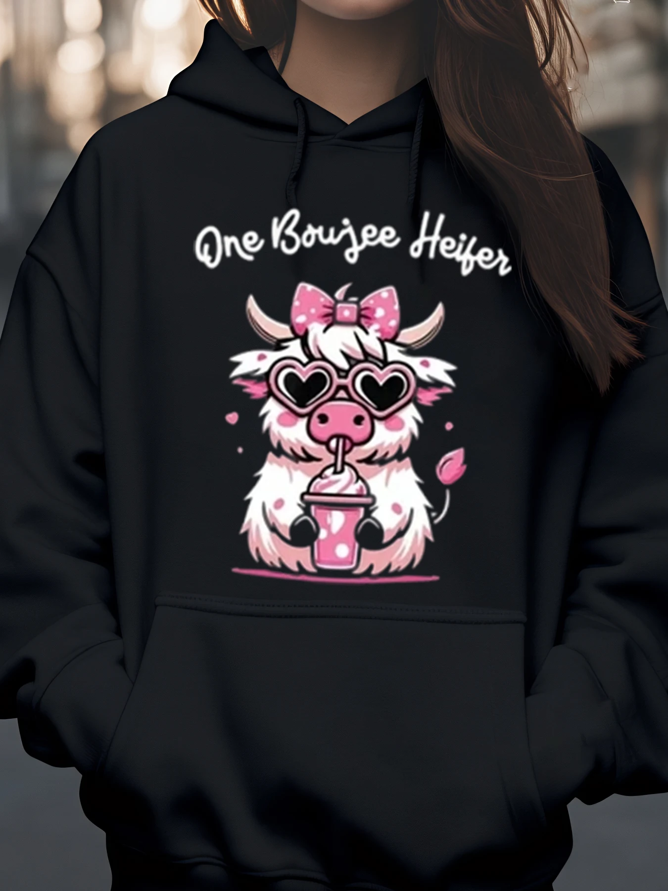 بقرة لطيفة مع فيونكة وردية ونظارات على شكل قلب مطبوعة بقلنسوة One Boujee Heifer للنساء ملابس غير رسمية على الموضة اليومية #1