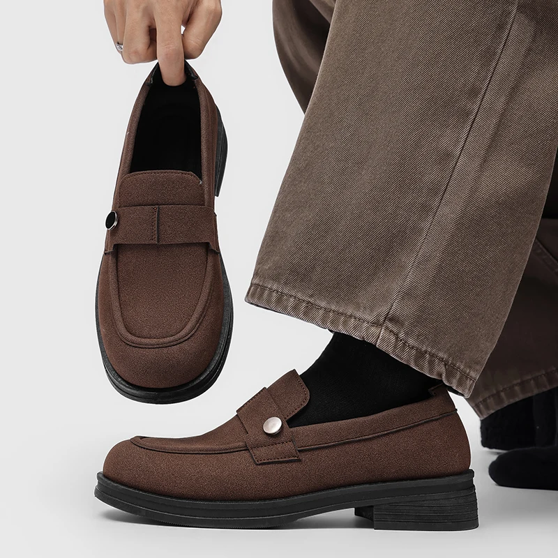 

Несколько цветов на выбор, новая модель обуви 2025 года для мужчин. Винтажные замшевые мужские лоферы. Дизайнерская обувь без шнуровки на платформе.