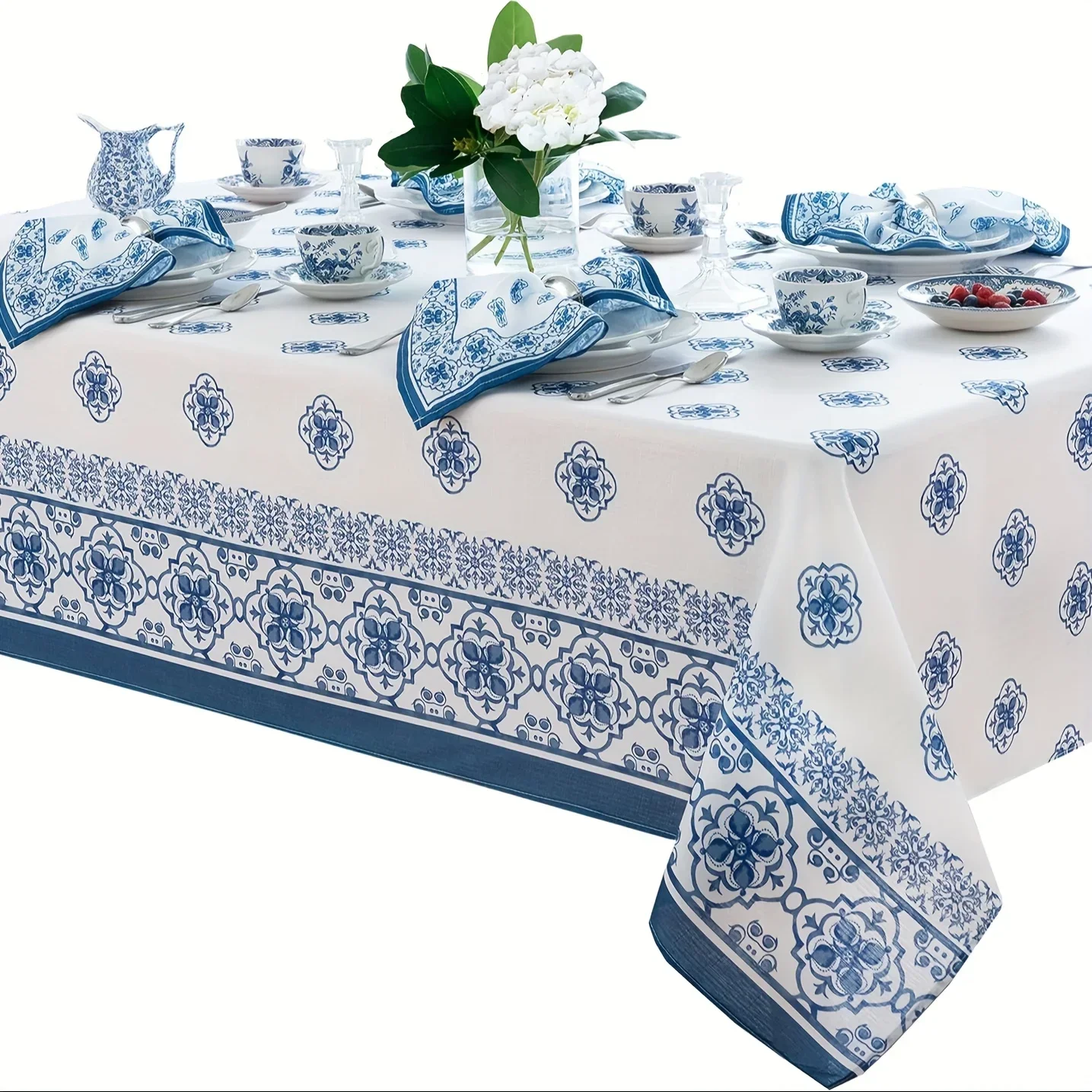 One long rectangular tablecloth in blue, with a Mediterranean style, suitable for both indoor and outdoor use.xzj