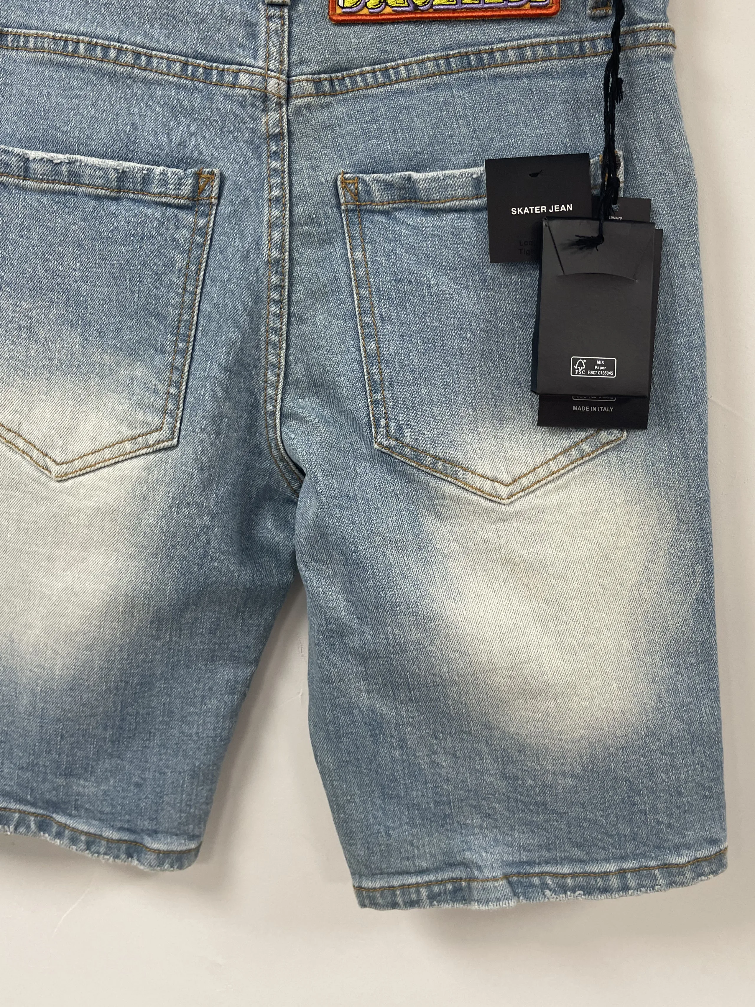 2024 Spring/Summer New D2 Jeans for Trendy Men, Washed, Scratched, Patched, Painted, Slimming, Denim Shorts for Men