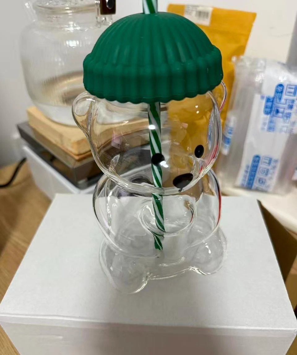 2026 زجاجة جديدة من الزجاج الشفاف على شكل دب - غطاء أخضر وكوب بقشة كوب مشروبات على شكل حيوانات لطيف، هدية للعطلات، هدية عيد الميلاد #1