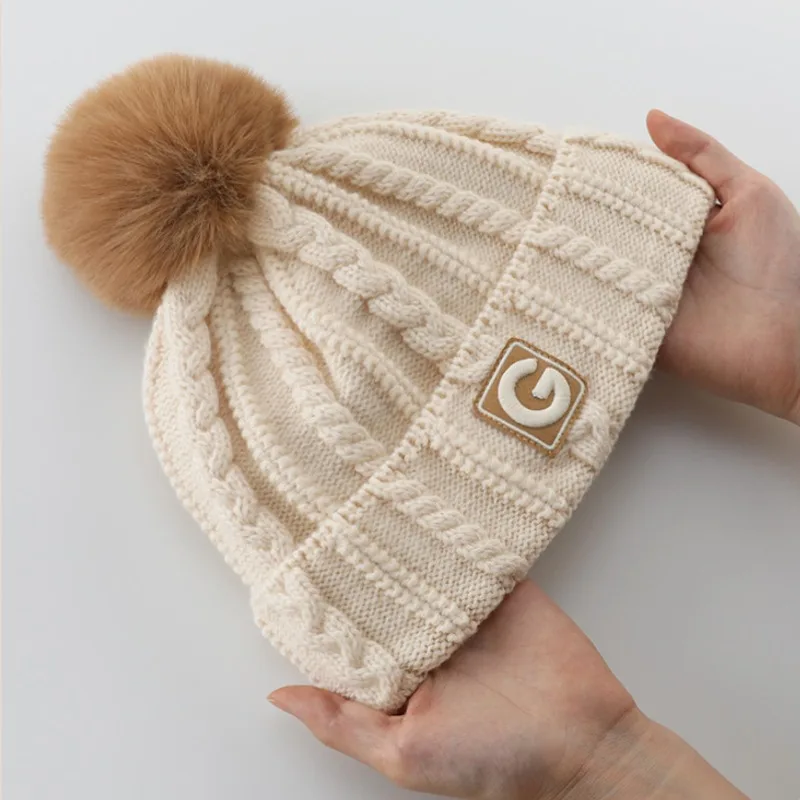 2-teiliges Set aus warmen gestrickten Kindermützen und Schals, niedliche Strickmützen mit Buchstabenmuster, bequeme warme Schals für Jungen und Mädchen im Alter von 2-8 Jahren für Herbst und Winter. – Detail 9