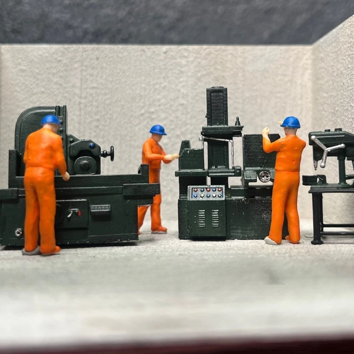 

1/64 Car Model Scene Maintenance Accessories CNC Machine Tool Model Processing Equipment and Maintenance Worker Model