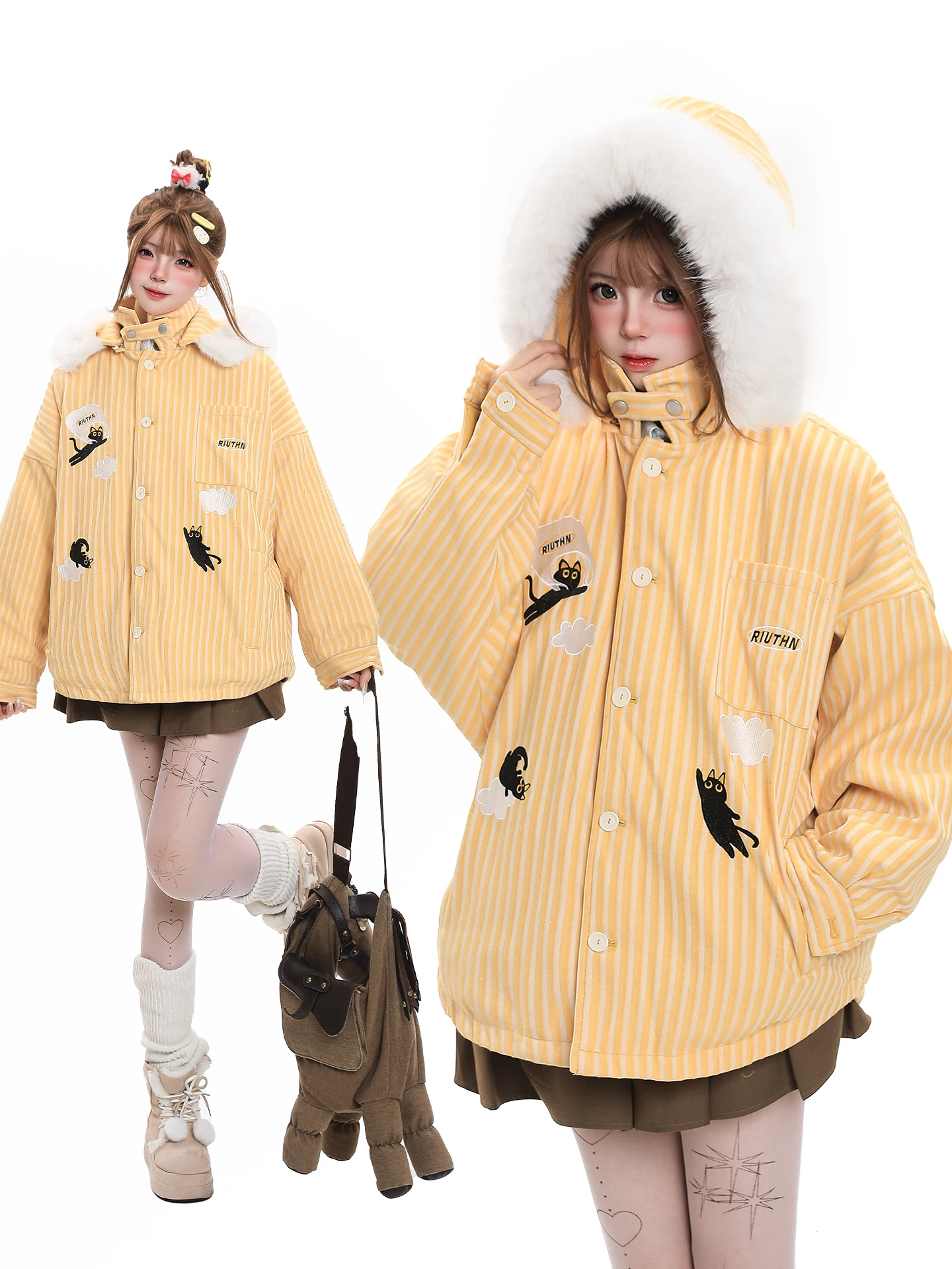 

Теплая хлопковая женская зимняя куртка свободного кроя с мультяшной вышивкой, съемным большим меховым воротником и капюшоном, на молнии