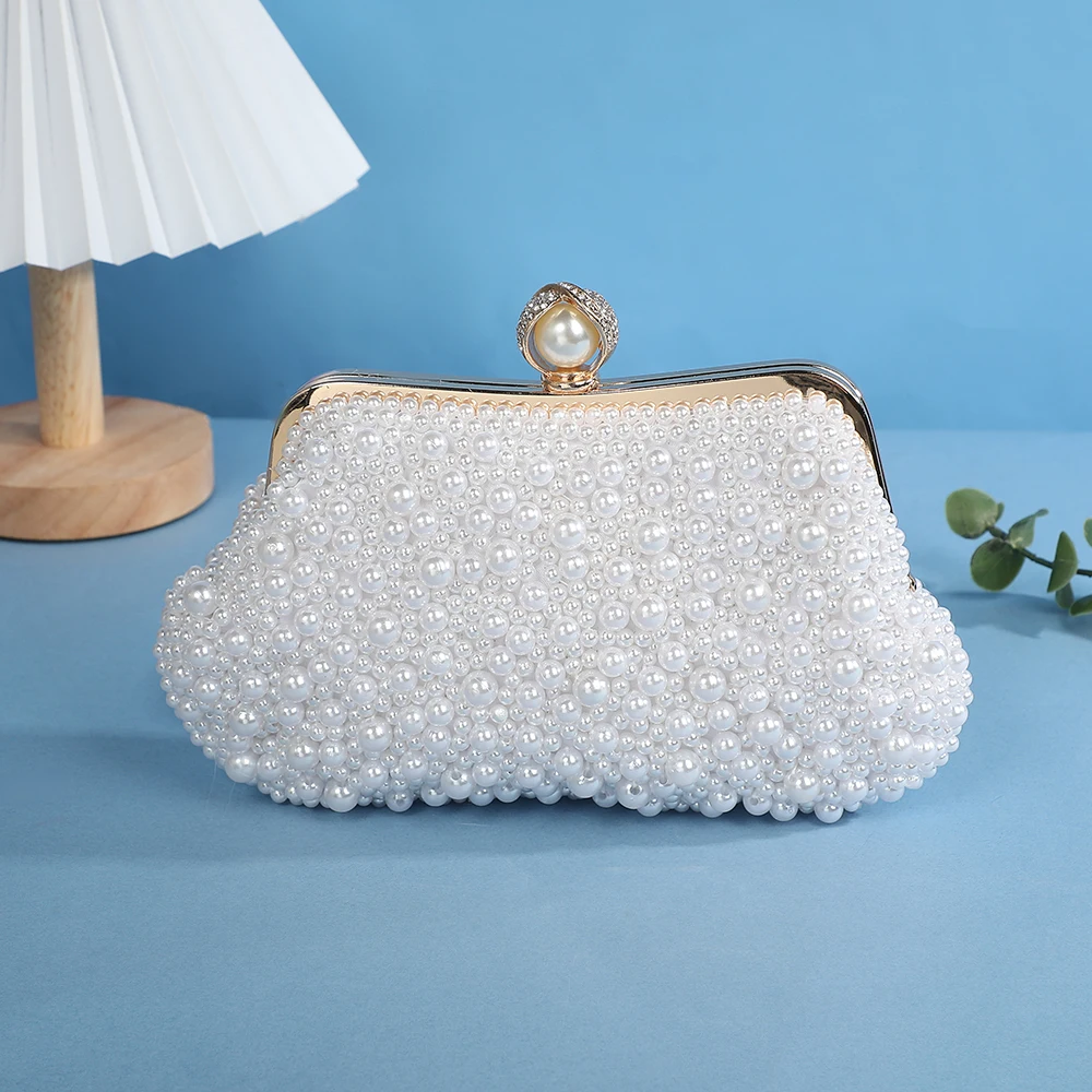 Neue Handtasche mit Perlenbesatz – eine elegante und raffinierte Abendtasche für Damen, mit einem klassischen, französischen Metallverschluss im Antikstil. – Detail 2