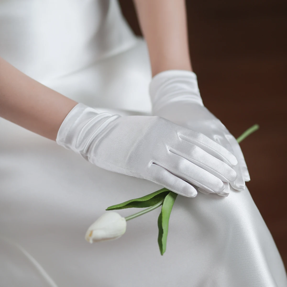 WG066 Elegant Satin White Short Bridal Gloves Finger Wrist Brides Bridesmaid Handschuh Women Pageant Perform Prom Accessories