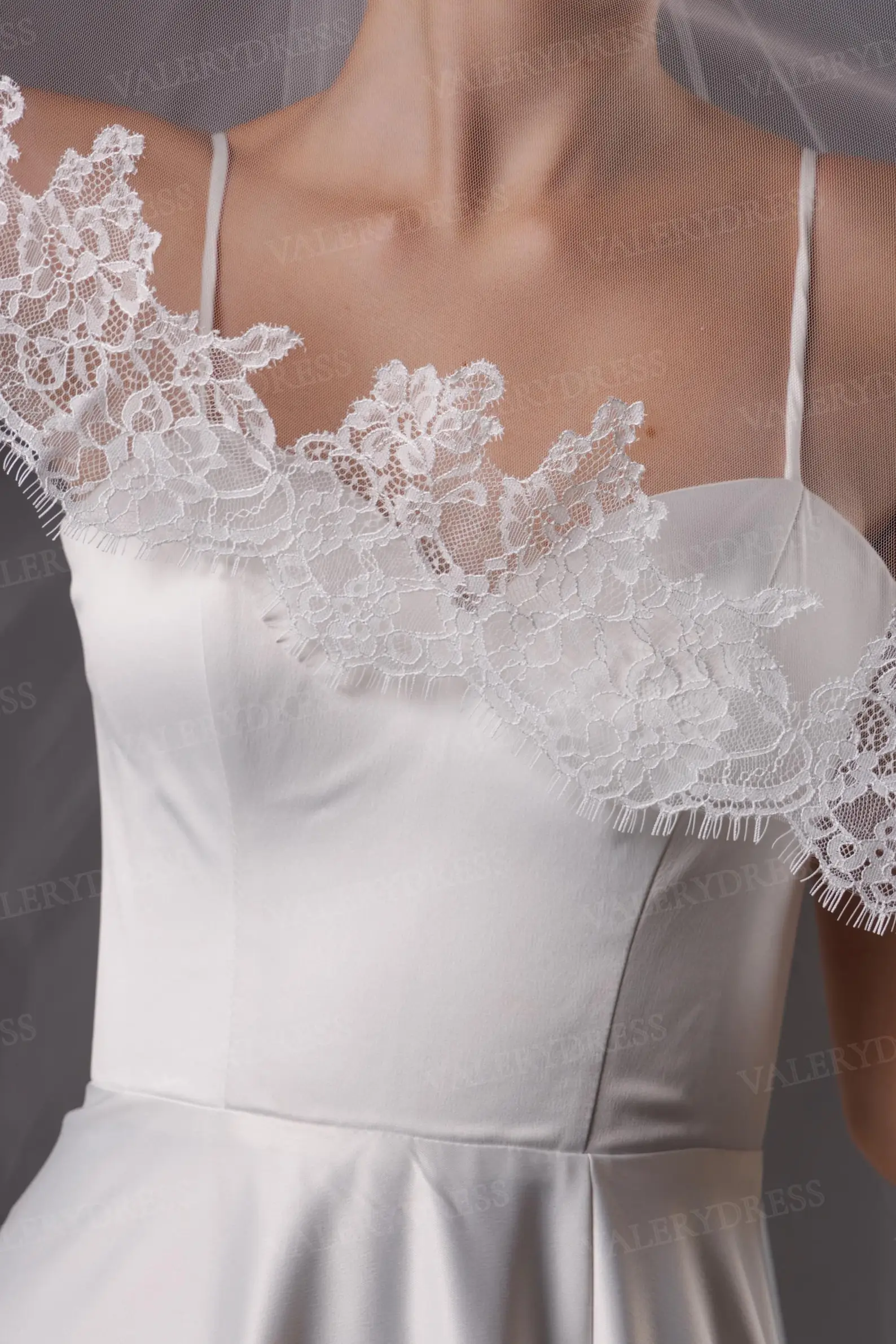 Chantilly Lace Blusher Wedding Veil Two Tier French Delicate Trim Soft Tulle Cathedral Mantilla Veil with Eyelash Lace Edge
