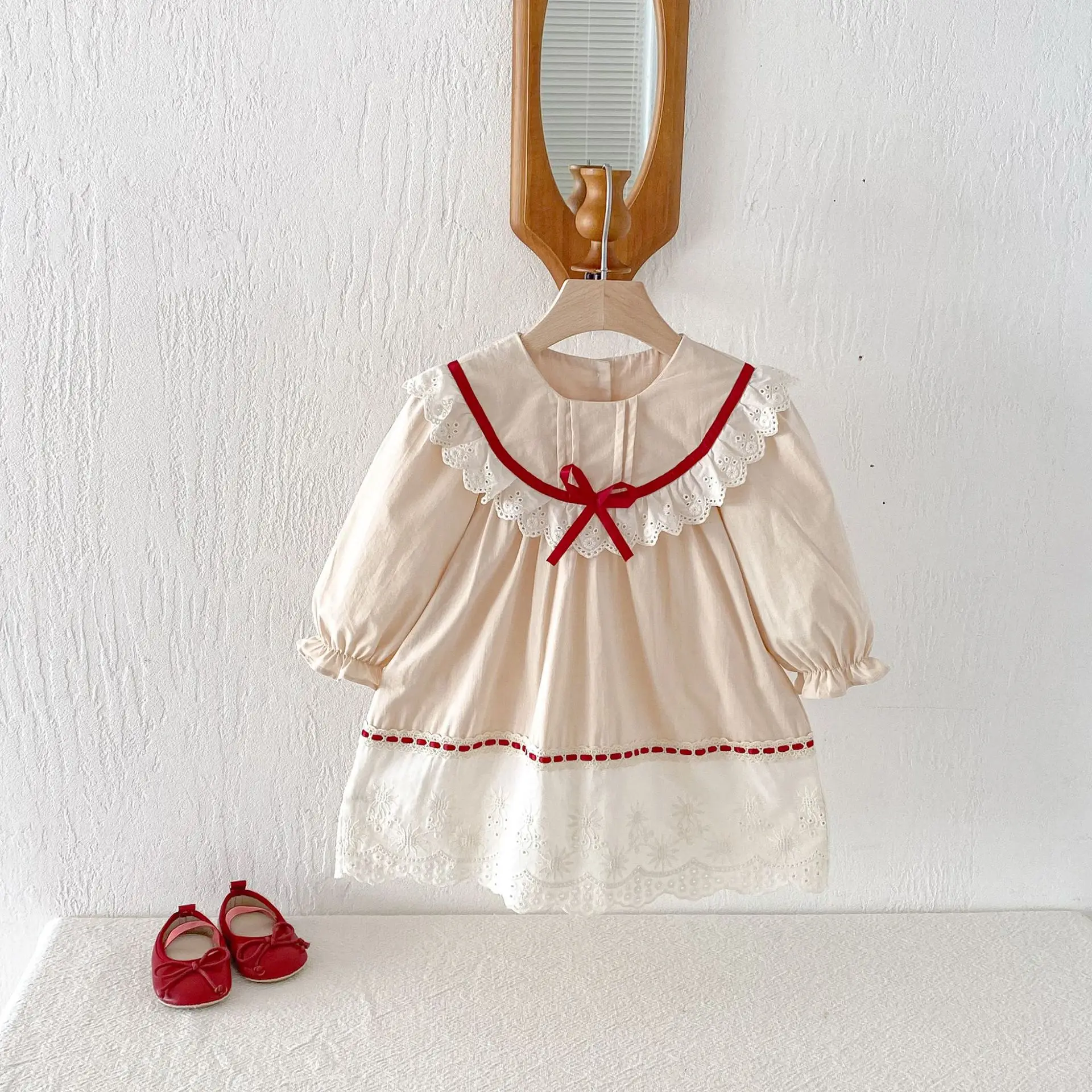 

2026 весеннее новое кружевное платье с длинными рукавами для девочек, хлопковое детское повседневное платье, платье с воротником Питера Пэна и бантом для маленьких девочек, детская одежда