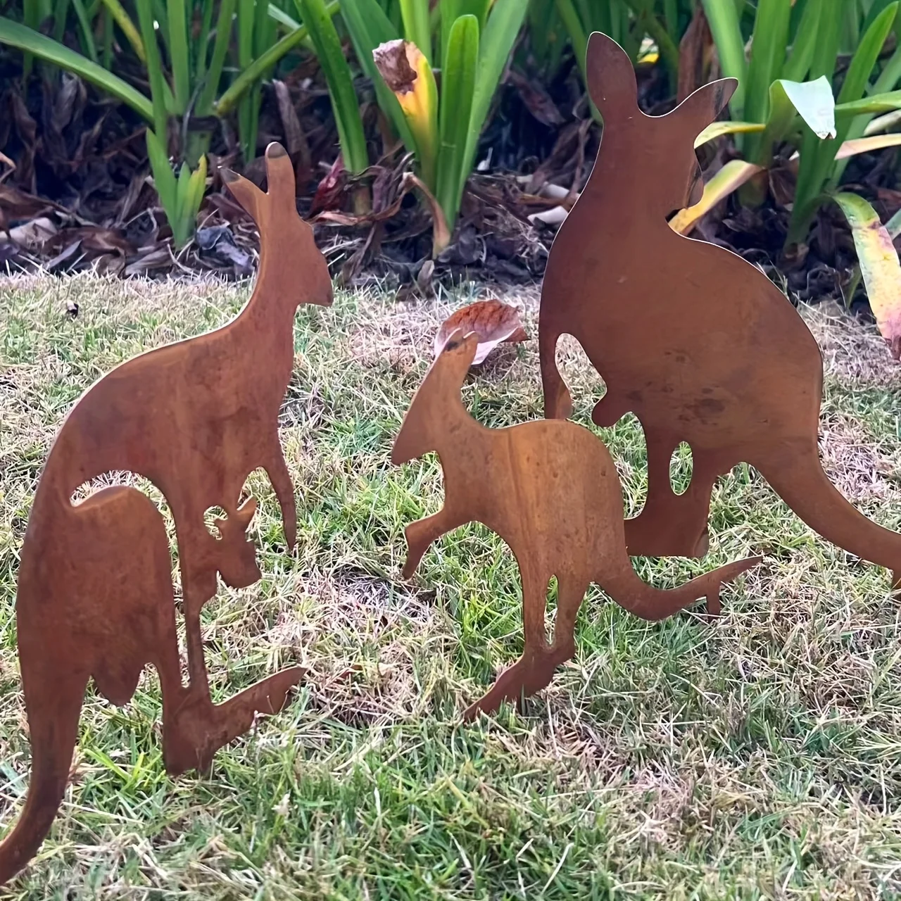 3pcs Rustic Metal Kangaroo Family Garden Stakes - Outdoor Animal Silhouette Decor, Handcrafted Ironwork, Ground Ornament