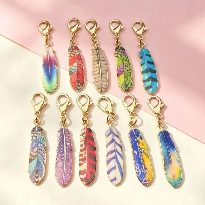 Porte-clés en plumes à la mode, en alliage métallique avec boucle homard, design de dessin animé, adapté aux sacs et accessoires de sac à dos, 11 pièces