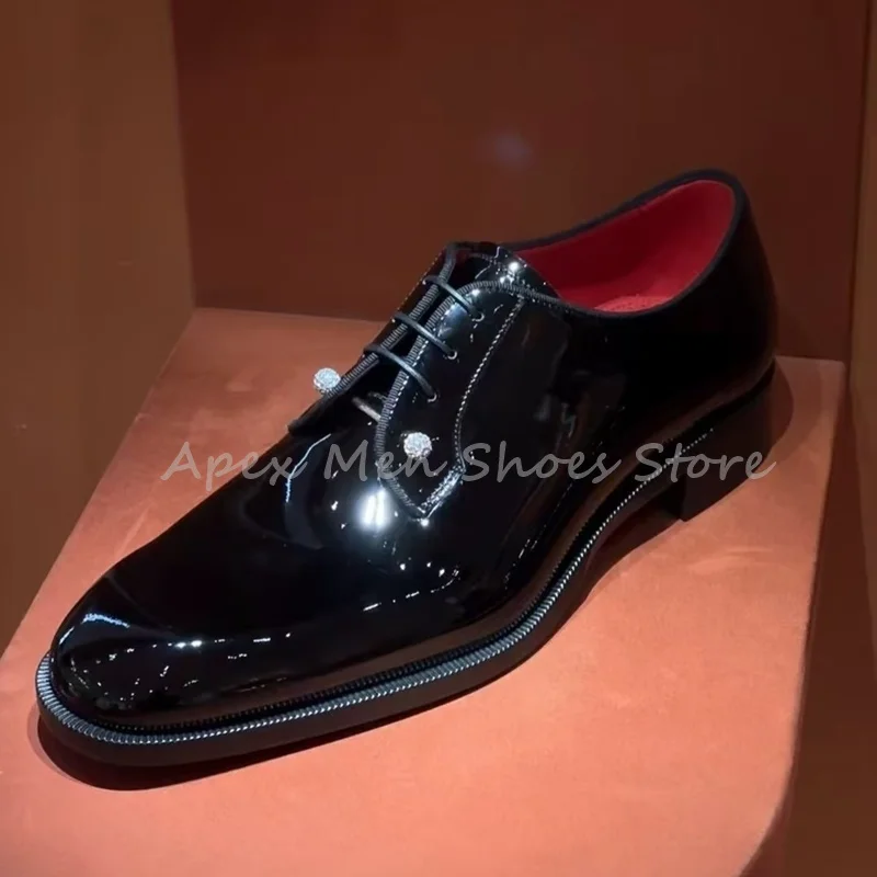 

2025 Elegant Men's Black Patent Leather Formal Shoes Bling Metal Decorative Eyelets Red Lining Oxfords Lace Up Wedding Shoes