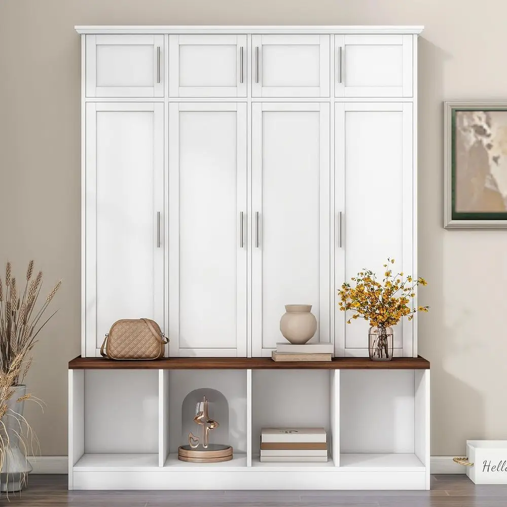 

Открытый шкаф для прихожей с 4 скрытыми крючками, скамейкой из дерева с коричневым оттенком и местом для хранения обуви