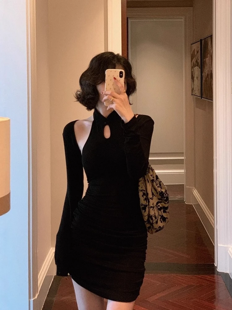 2025 Elegantes chinesisches Cheongsam-Kleid im Retro-Stil, schwarzes Ausschnitt-Neckholder-Kleid mit Stehkragen, schmale Passform, figurbetontes Minikleid, luxuriöser, schicker Stil