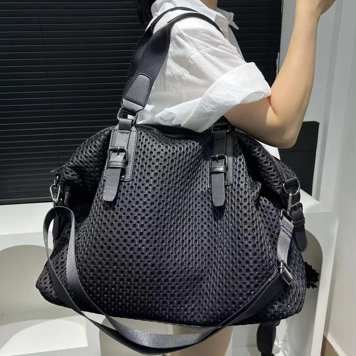 Women\'s travel bag simple leisure vacation large bag waterproof nylon mesh shoulder messenger bag