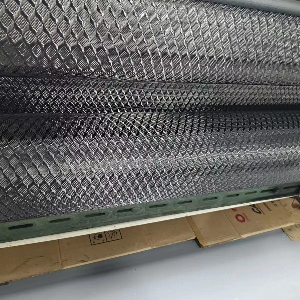 

Ткань из настоящего углеродного волокна жаккардового плетения 3K, 240 г/м², 2x2, с 3D-эффектом объемного узорца, ширина 40 дюймов / 100 см