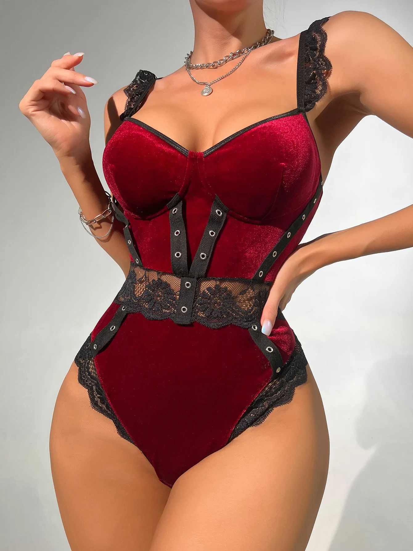 

Gagaopt Fashionable and sexy jumpsuit for women, tight fitting with exposed back, sexy with shoulder straps, lace and lace stitc