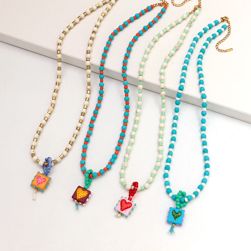 Niedliche kleine weiße türkisfarbene Perlen-Halskette mit Herz-Glasanhänger, exquisite Acryl-Perlen-Choker-Halskette, trendiges Schmuckgeschenk – Detail 3