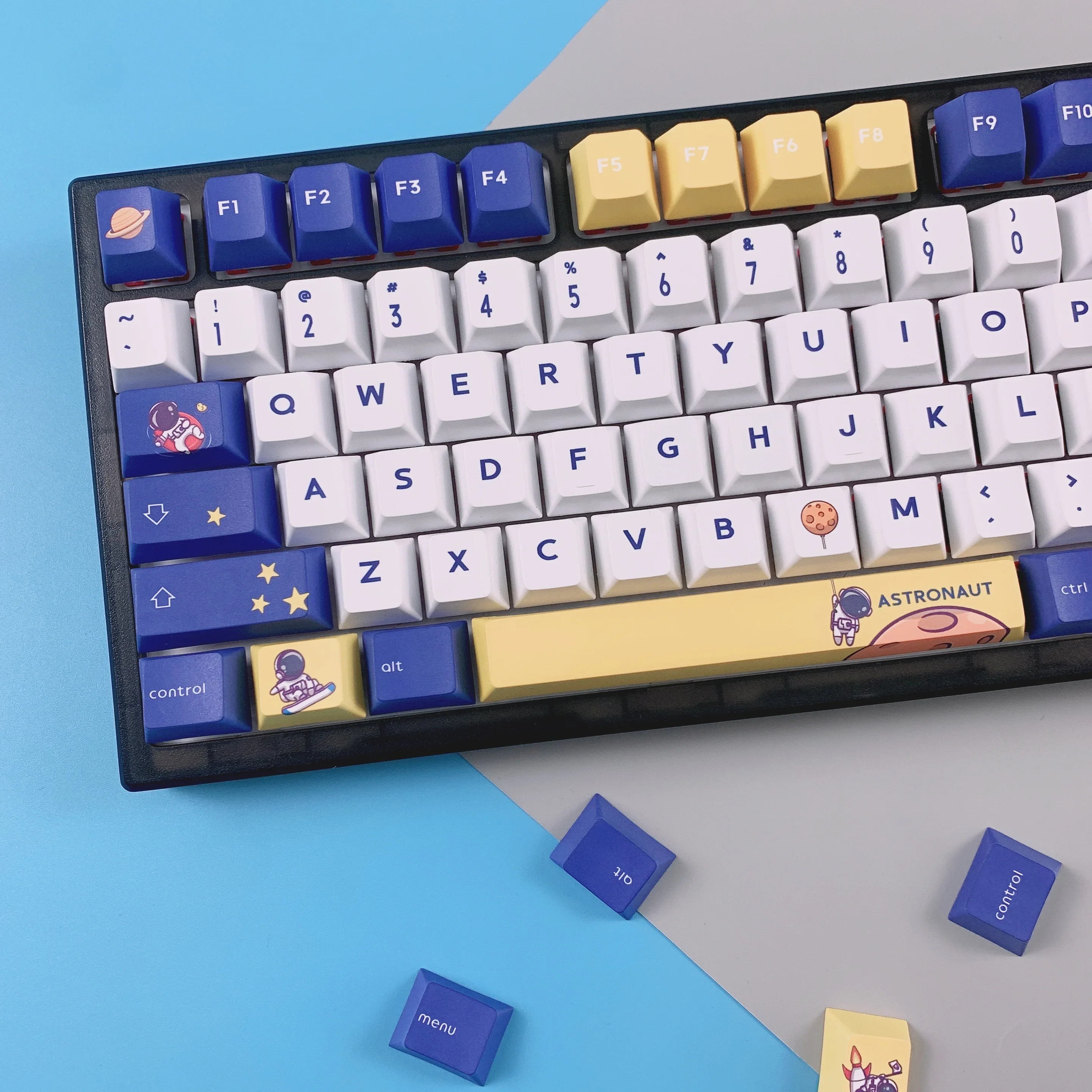 Astronaut theme PBT keycap sublimation personality white yellow original high ciy68/980 satellite shaft mechanical keyboard