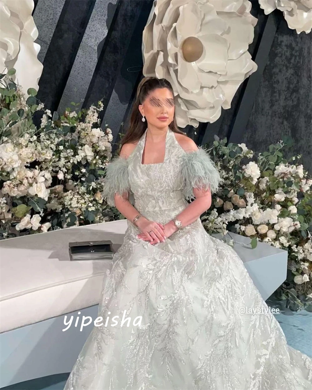Maßgeschneidertes Damen-Ballkleid mit glitzerndem, schulterfreiem Ballkleid, formelles Anlasskleid, Paillette/Pailletten, Federn, Röcke, Charmeuse