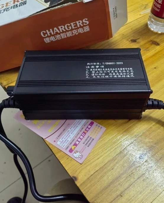 caricabatterie-per-batterie-al-litio-60v48v72v-corrente-regolabile-scocca-in-alluminio-ricarica-rapida-10a-specifico-per-batterie-ternarie-al-litio-ferro
