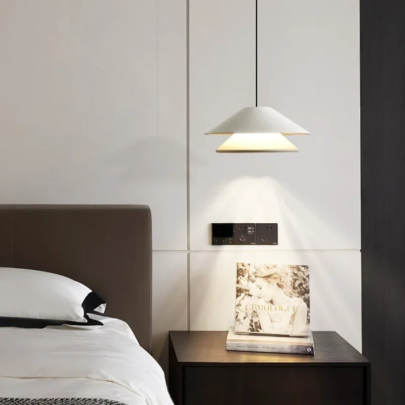 2026 الحديثة السرير قلادة ضوء كريم نمط غرفة نوم شنقا الثريا لغرفة الطعام الشمال ديكور المنزل رفع LED مصباح